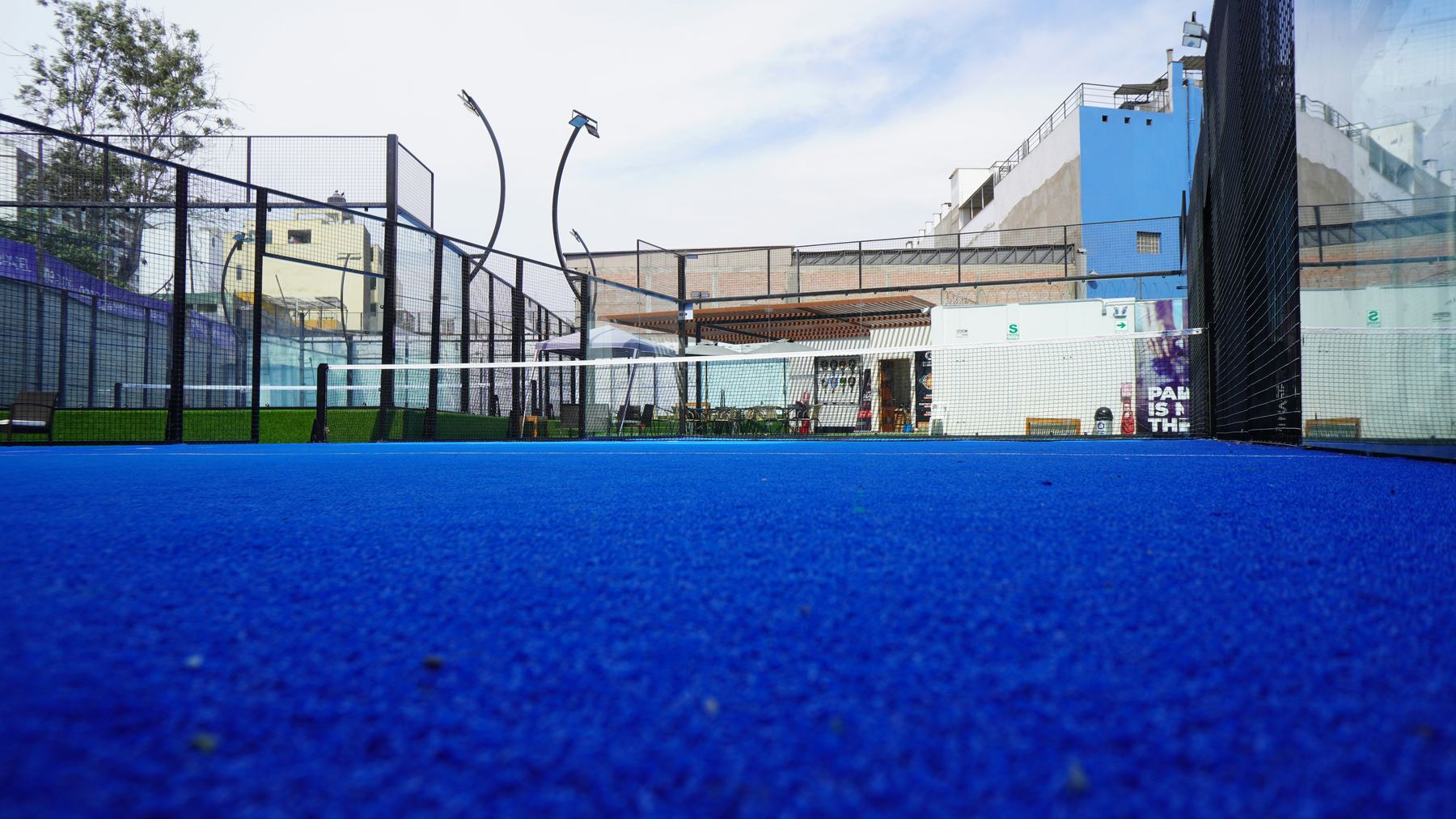 Pista de pádel con césped azul recién instalado
